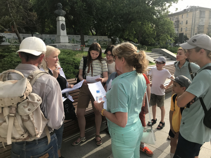 Участники квеста на начальной точке маршрута - площади Федора Ушакова. Фото: пресс-служба СГО РГО