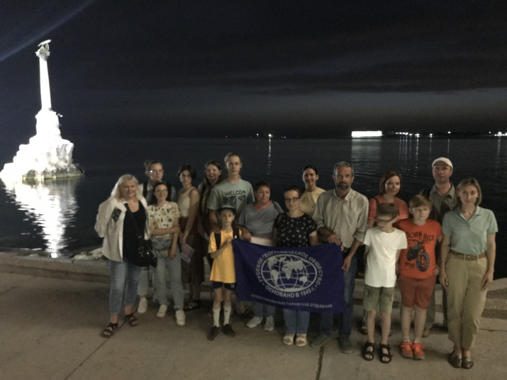 Участники квеста на подведении итогов мероприятия. Фото: пресс-служба СГО РГО