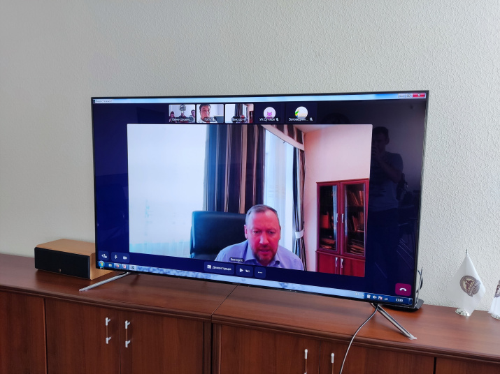 Выступление директора Хакасского заповедника - Виктора Непомнящего. Фото Павла Логачева