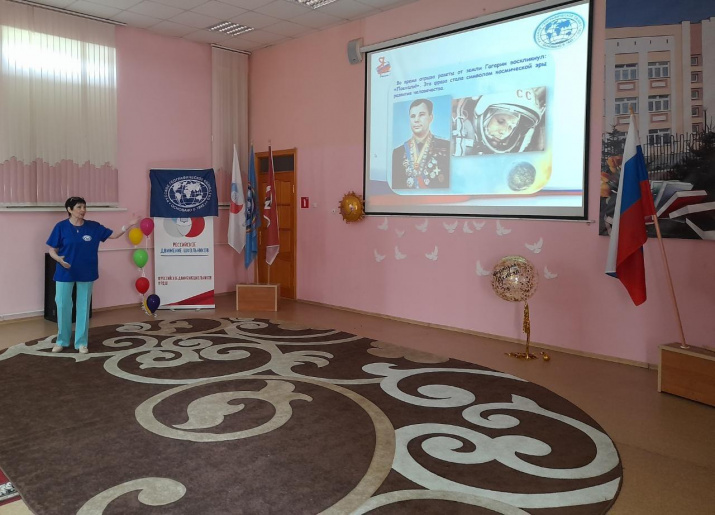 Галина Козленя рассказывает детям о Гагарине