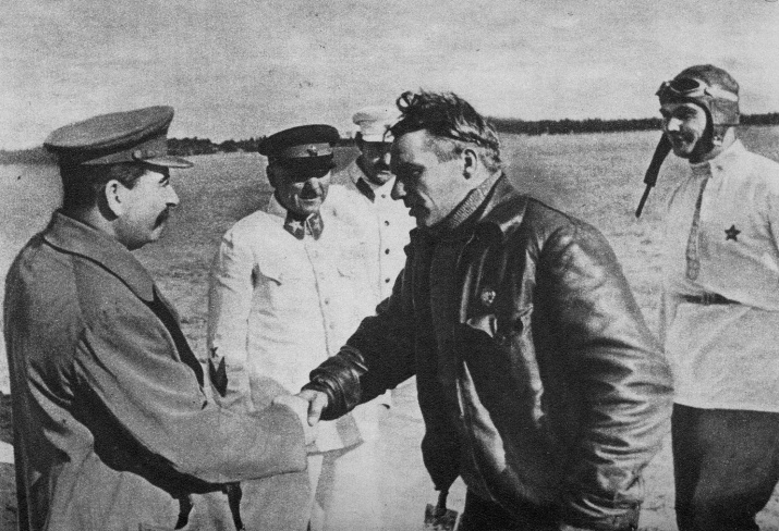 Встреча Чкалова, Байдукова и Белякова на Щёлковском аэродроме 10 августа 1936 года. Фото: wikipedia.org / Газета "Правда", 1940 год