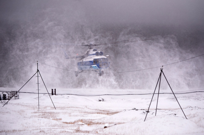 Вертолет на полярной станции Санникова. Фото А.Паршина