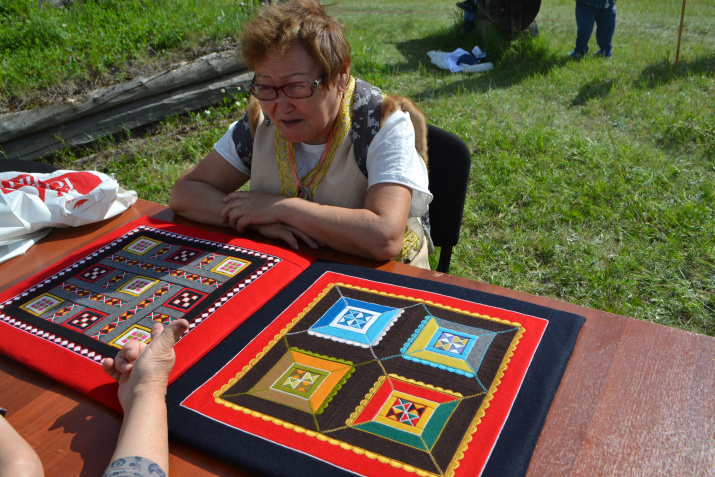 Якутская мастерица представляет свои работы. Фото предоставлено оргкомитетом фестиваля Якутская мастерица представляет свои работы. Фото предоставлено оргкомитетом фестиваля