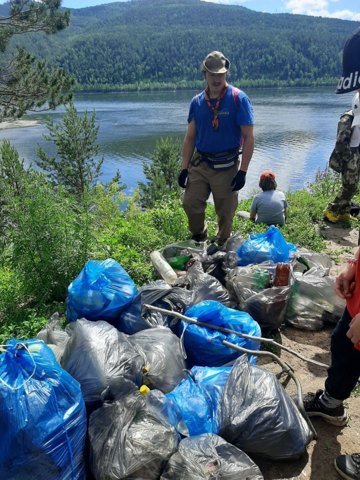 Собранные мешки с мусором. Фото предоставлено Молодёжным клубом РГО (г. Красноярск)