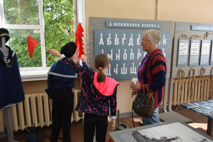 Изучаем флажковую азбуку. Фото: Марина Трегубова