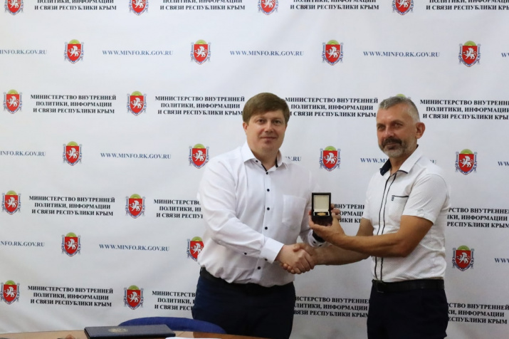 Награждения предсидателя отделения РГО в РК Г. Самохина малой золотой медалью РГО за Научные достижения (фото Натальи Сомовой)