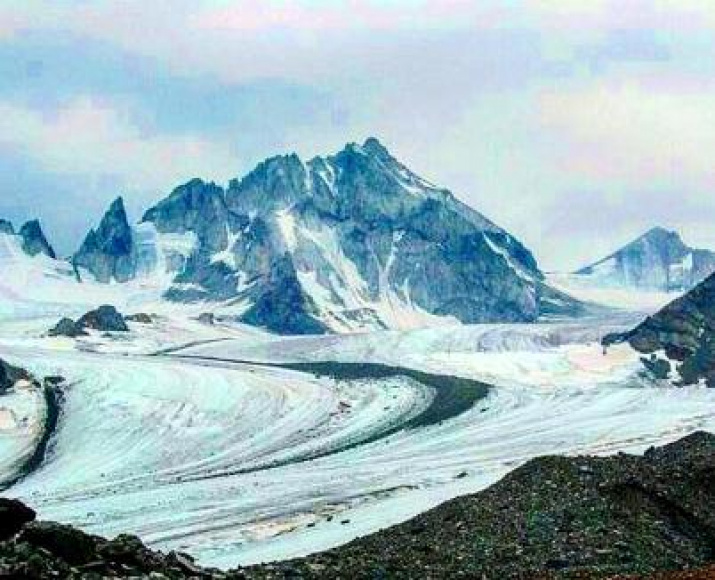 Вид на вершину, которую предлагается назвать именем Алексея Кулаковского. Фото Г. Цыпандина