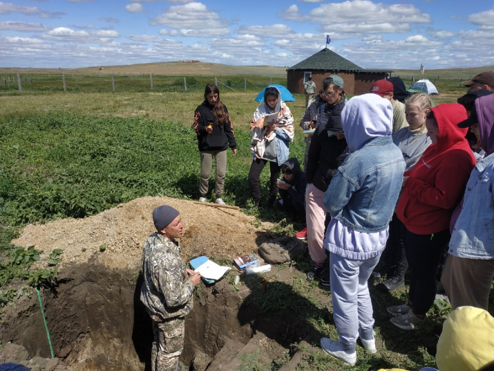 Практиканты изучают почву. Фото Дмитрия Грудинина 