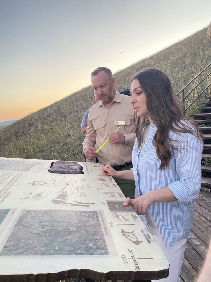 Зарина Догузова знакомится с инфраструктурой участка "Оглахты" Зарина Догузова знакомится с инфраструктурой участка "Оглахты"