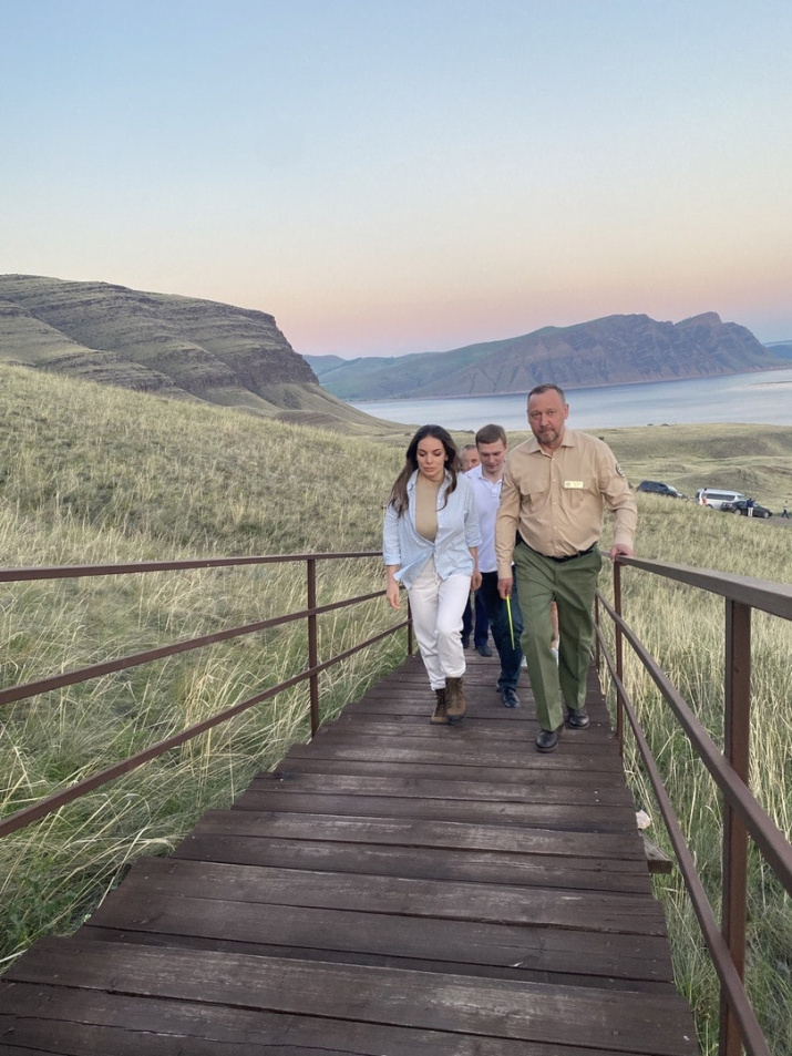 Восхождение по знаменитой лестнице к галерее петроглифов Восхождение по знаменитой лестнице к галерее петроглифов