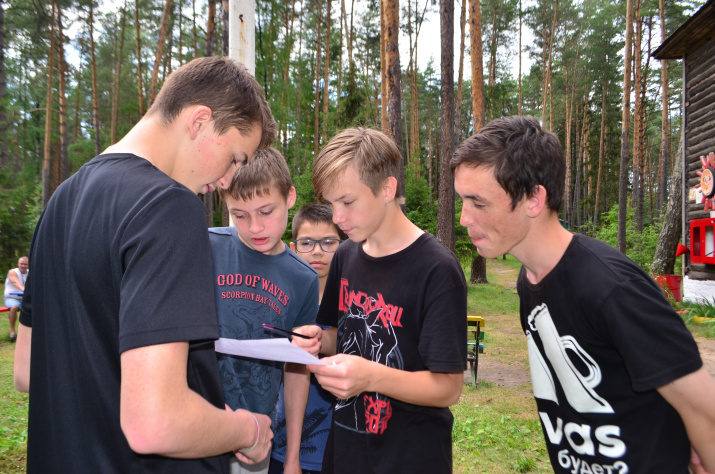 Изучение карты. Фото Анны Никитиной