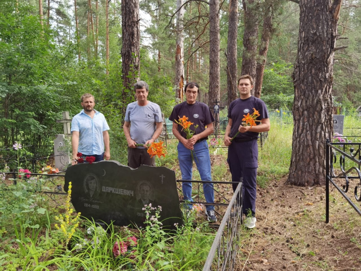 У могилы бывшего сотрудника заповедника "Бузулукский бор" Ярослава Даркшевича