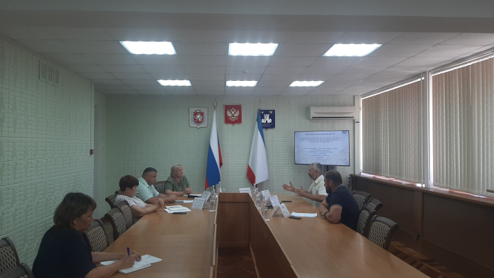 На освещении в администрации города Алушта (фото А. Прокудин)