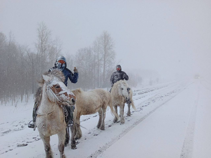 В 30 километрах от границы Кемеровской области. Фото: Telegram-канал "Всадники Севера"