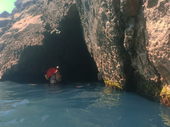 Вход в подводный грот со стороны морской акватории. Фото: Светлана Соболева