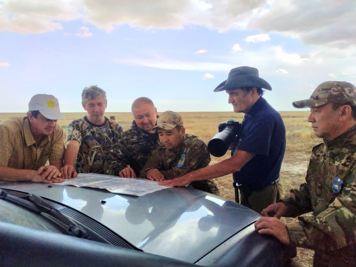 Александр Чибилёв (второй справа) обсуждает с казахстанскими коллегами маршрут экспедиции. Фото: Дмитрий Грудинин