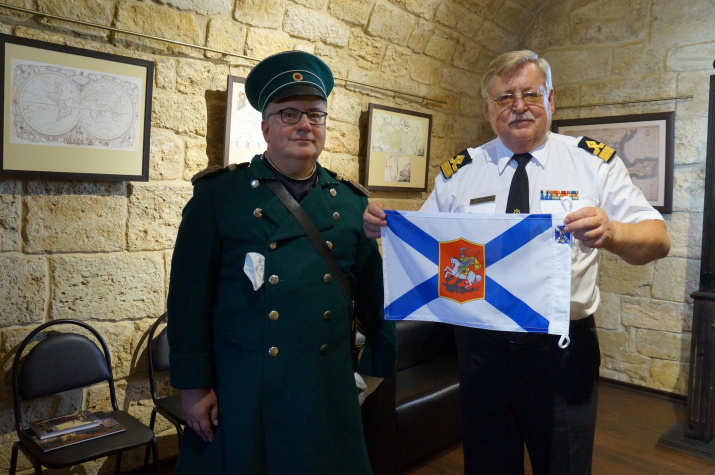 Экскурсия для ребят из школы юнг по Константиновской батарее. Дмитрий Серов и Виктор Кот