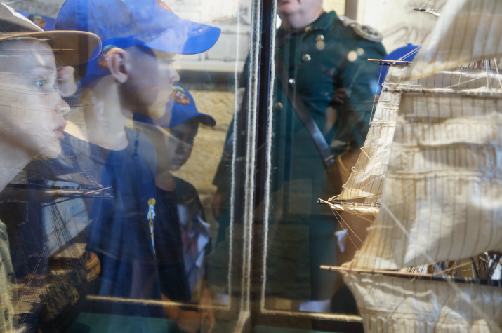 Экскурсия для ребят из школы юнг по Константиновской батарее