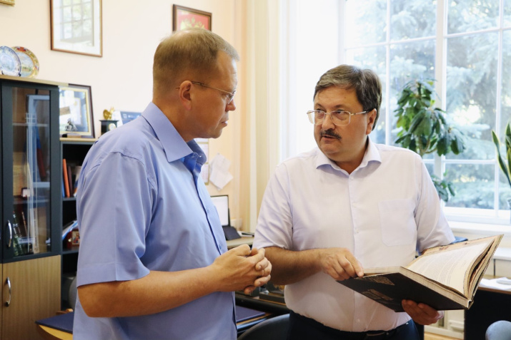 Председатель УОО РГО Дмитрий Травкин (слева) и ректор УлГУ Борис Костишко (справа). Фото пресс-центра УлГУ.