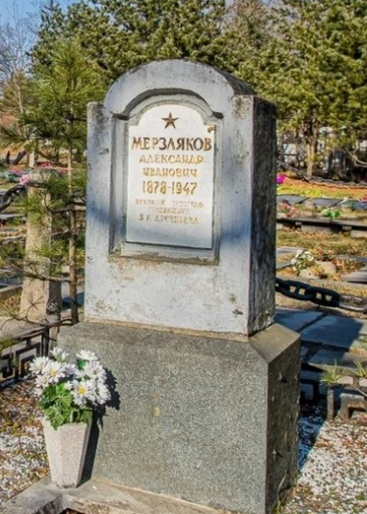 Памятник на могиле А.И. Мерзлякова на Морском кладбище во Владивостоке. Фото А.А. Хисамутдинова.