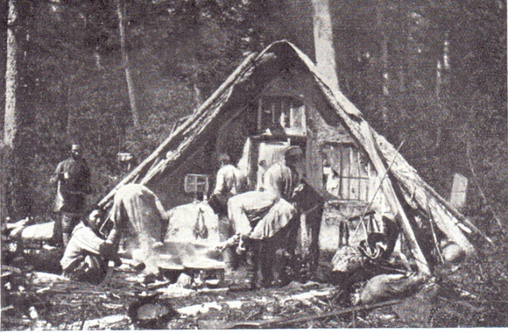 Бивуак отряда В.К. Арсеньева. 1906 г. Из книги: In der Wildnis Ostsibiriens. Forschungsreisen im Ussurigebiet von Prof. Wladimir K. Arsenjew. Obers. von Franz Danie] (1924). Библиотека ПКО РГО – ОИАК.