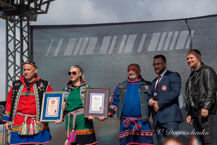 Вручение Сертификата об установлении мирового рекорда. Фото: Виталий Дворяченко