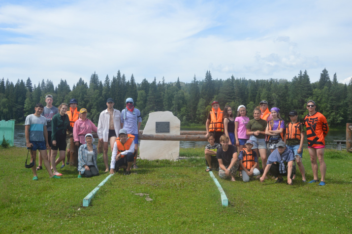 Участники экспедиции в деревне Таяты. Фото парка флоры и фауны "Роев Ручей"