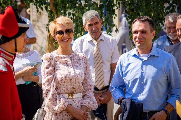 Артём Манукян знакомится с павильоном Ростовской области на Фестивале РГО. Фото: Вадим Григорьев