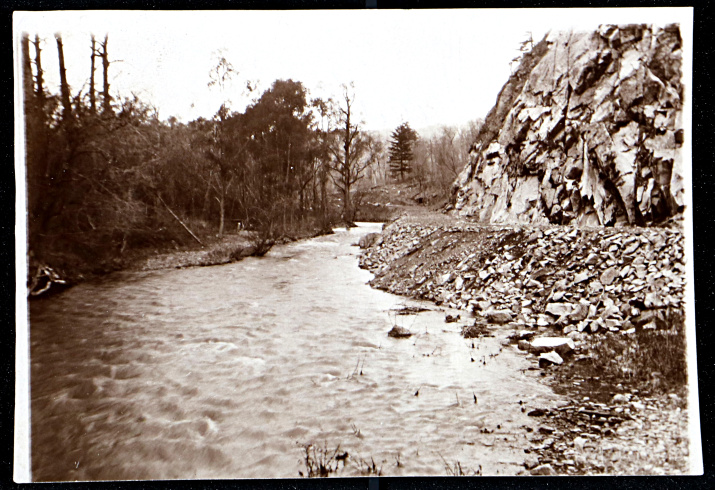 Фото В.К. Арсеньева с пометой "Р. Адими в среднем течении. 1911 г.".