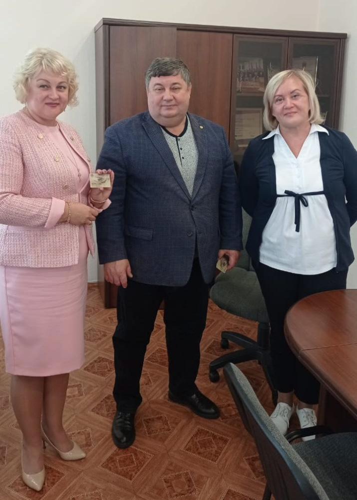 Вручение удостоверений. Фото Канского местного отделения РГО