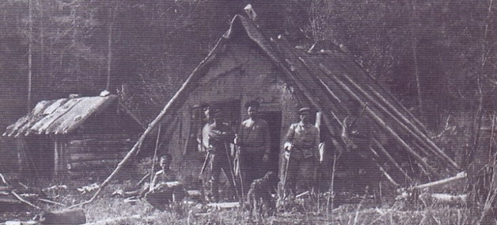 Участники экспедиции 1911 г. Слева направо: В.К. Арсеньев, И.Г. Михайлов, А.А. Шильников, Н.М. Ощепков и неизвестный.
