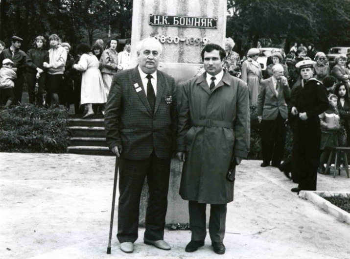 А.И. Алексеев и председатель Советско-Гаванского Горсовета народных депутатов  Л.А. Иванюта на праздновании 50-летия г. Советская Гавань. 1991 г.