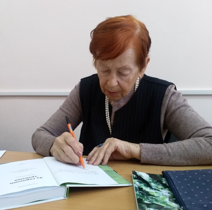 С.Д. Шлотгауэр подписывает книгу "За горными травами"