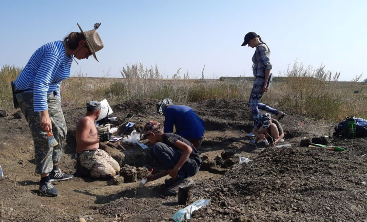 Участники палео-школы на раскопках. Фото Елены Юркиной