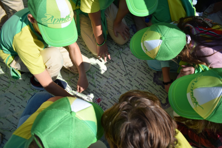 Большая страна - большая карта. Фото: МДЦ "Артек"