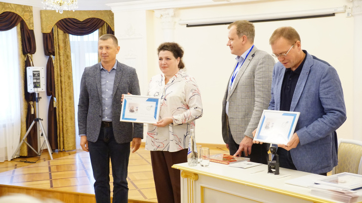 Гашение художественного маркированного конверта с изображением Сергея Бутурлина. Фото Ульяновского областного краеведческого музея. Гашение художественного маркированного конверта с изображением Сергея Бутурлина. Фото Ульяновского областного краеведческого музея