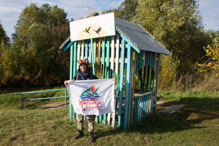 Полина Полежанкина возле родника "Журавушка" у с.Турналы. Фото Алик Нусратуллин