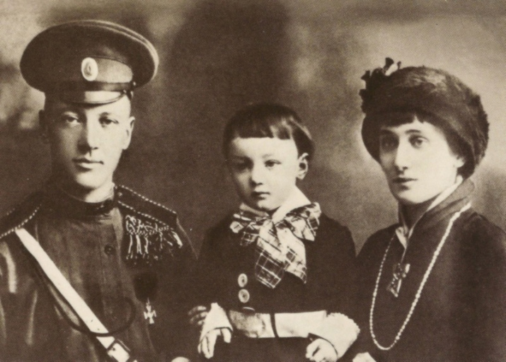 Николай Гумилёв и Анна Ахматова с сыном Лёвой. Царское село. 1915 год. Фото: wikipedia.org