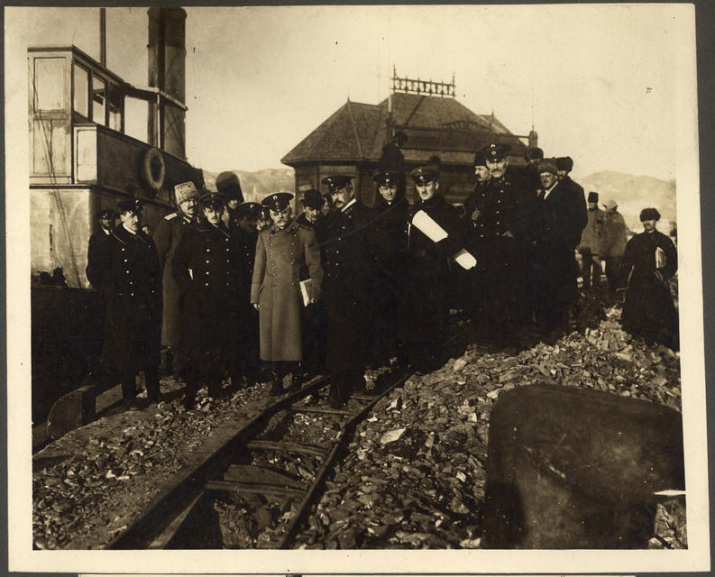 В центре: Н.Л. Гондатти (в светлой шинели). 16 февраля 1917 г. Электронный ресурс