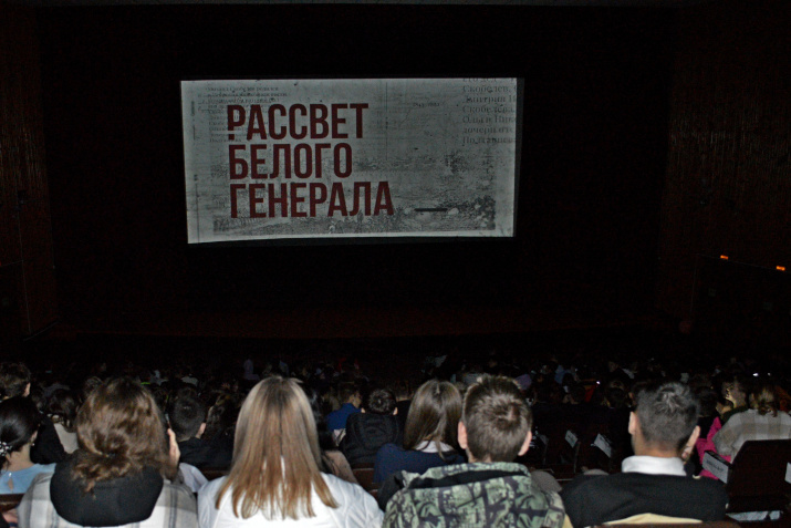 Школьники Октябрьского района смотрят картину