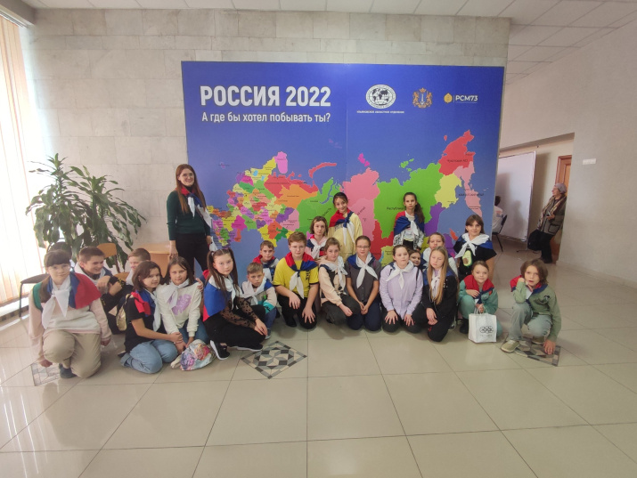 Участники Фестиваля на фоне карты РФ. Фото Лилии Терёхиной.