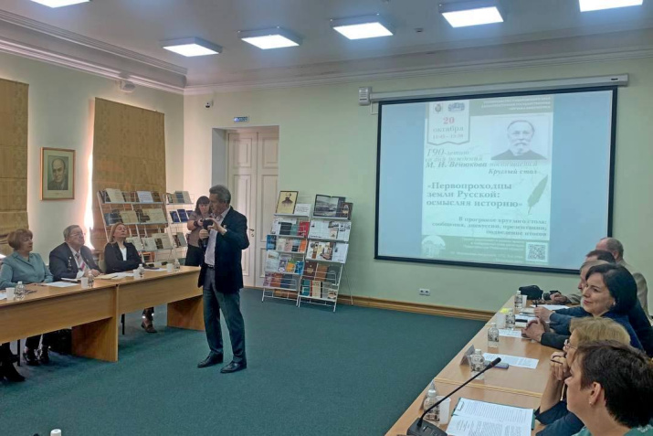 Выступление Михаила Малахова на круглом столе в Хабаровске. Фото Максима Клиценко Выступление Михаила Малахова на круглом столе в Хабаровске