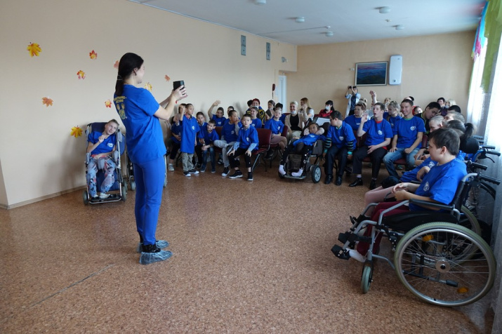 Воспитанников дома-интерната "Теремок" знакомят с фотоловушкой. Фото: заповедник "Хакасский"