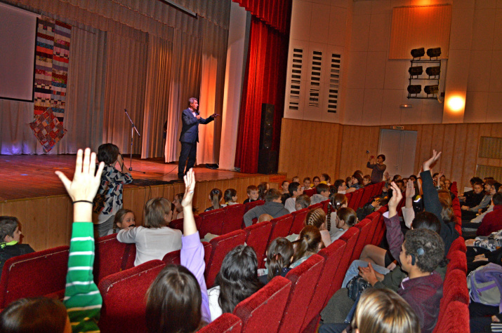 Картину представил Михаил Малахов