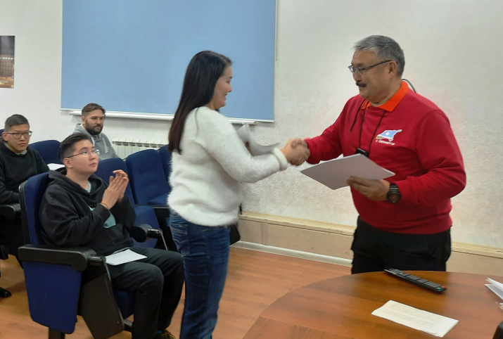 Приятно получить сертификат участника диктанта из рук путешественника. Фото: А.Петрова