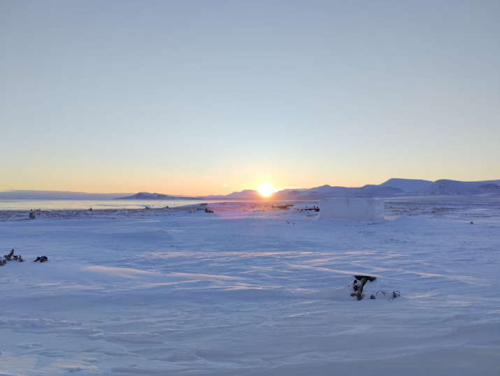Арктика. Рассвет на берегу моря. Фото: К. Скрыбыкин