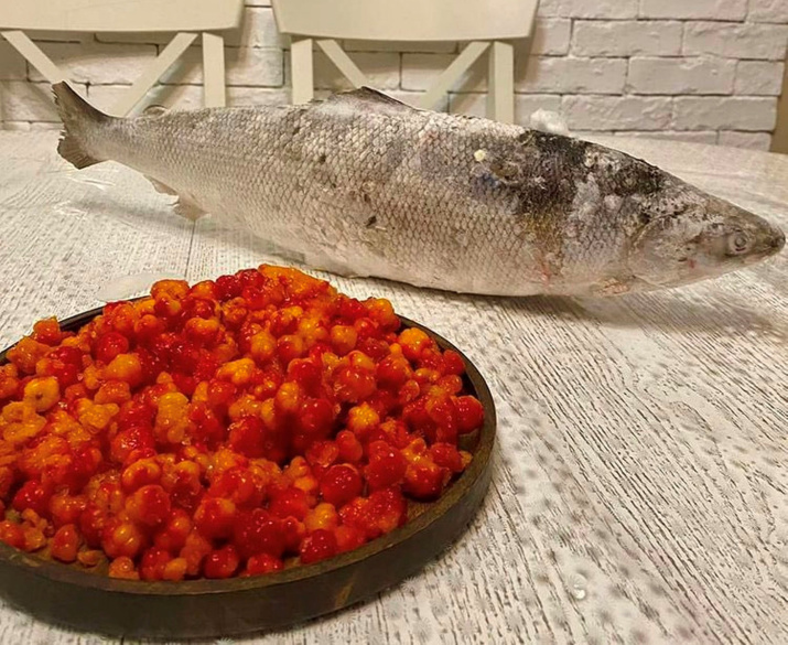Морошка и рыба - дары северной Якутии. Фото автора