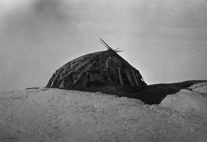 Суровые условия Арктики были для Норденшёльда привычны. Фото: чукотская яранга, Научный архив РГО