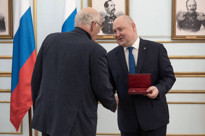 А.Б.Полонскому вручают присваивают звание "Заслуженный деятель науки России", фото: пресс-служба Губернатора
