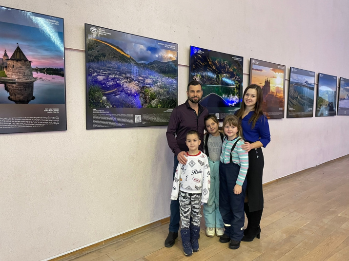 Член РГО Александр Костин с семьёй - одни из первых посетителей. Фото Тульского отделения РГО